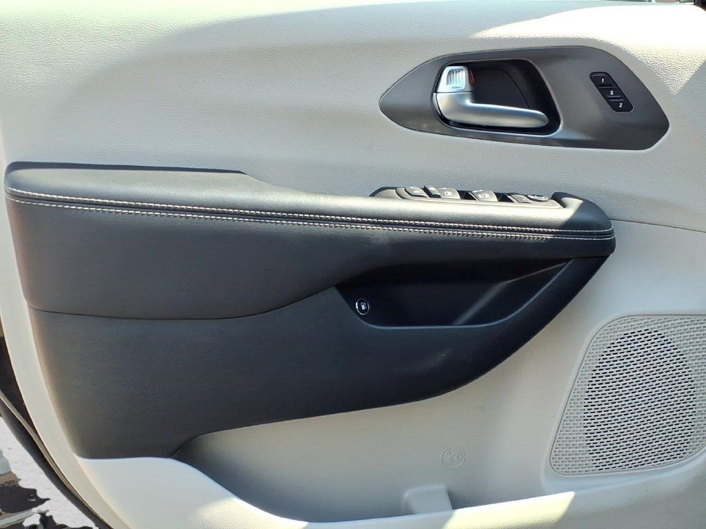Used 2024 Chrysler Pacifica Limited FWD image 3
