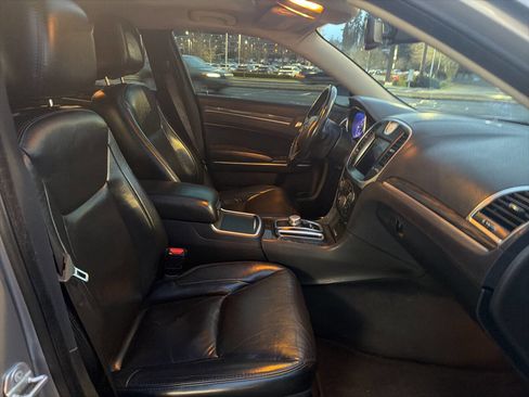 Used 2018 Chrysler 300 Touring L image 18