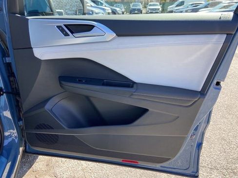 Used 2025 Volkswagen Taos SE w/ Panoramic Sunroof Package image 28