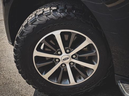 Used 2018 Ford Expedition Max XLT w/ Equipment Group 202A AWD/4WD image 4