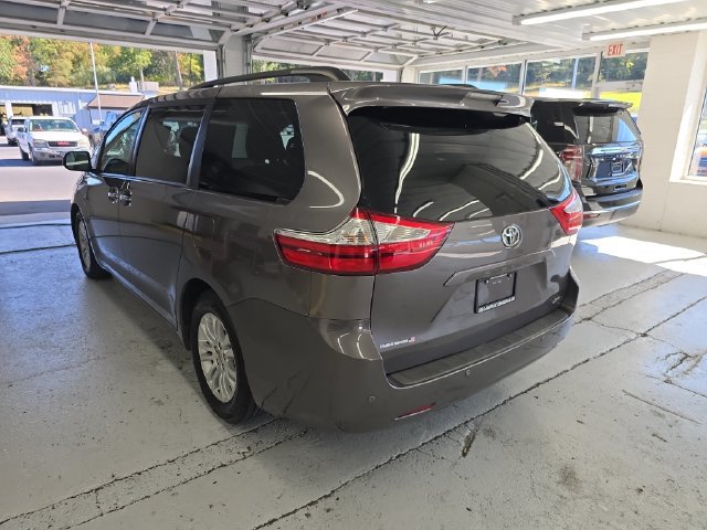 Used 2015 Toyota Sienna XLE Premium FWD image 3