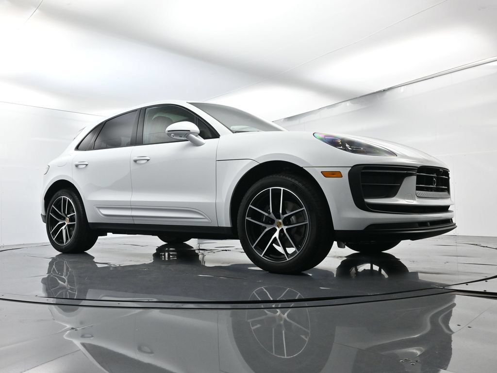 Certified 2025 Porsche Macan AWD/4WD image 49