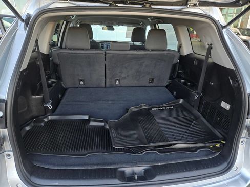 Certified 2018 Toyota Highlander LE w/ Carpet Mat Package (TMS) FWD image 22