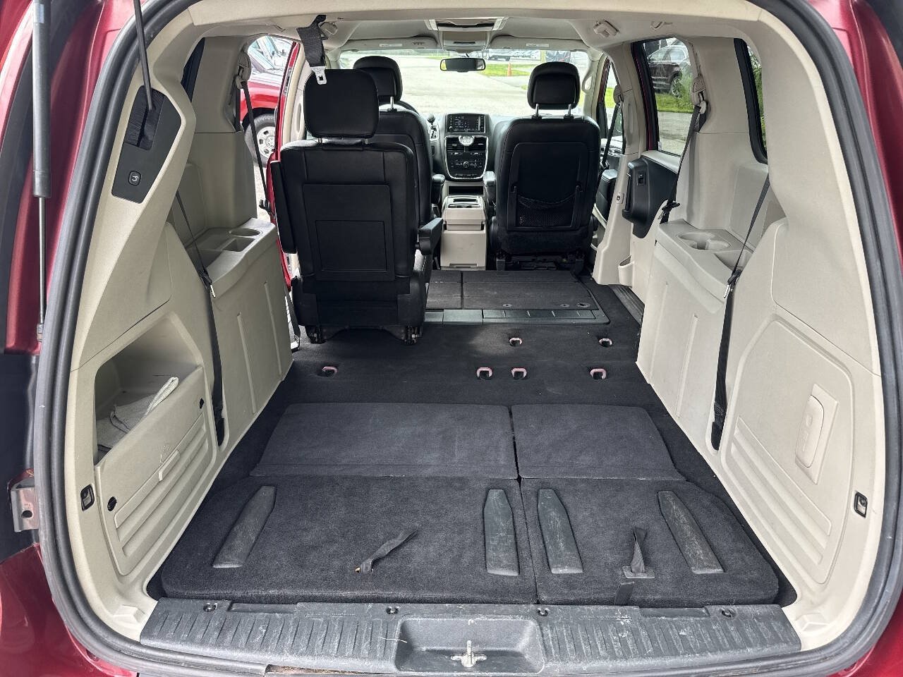 Used 2013 Chrysler Town & Country Touring FWD image 19