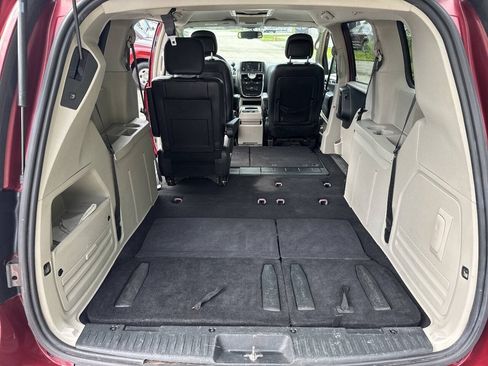 Used 2013 Chrysler Town & Country Touring FWD image 19