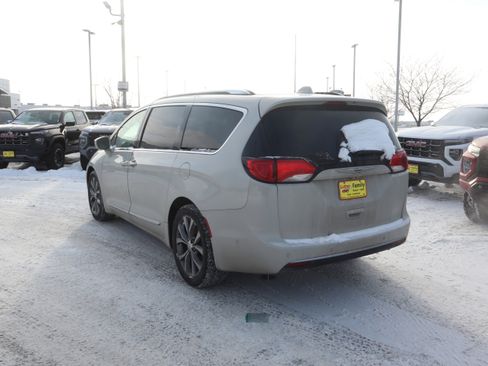 Used 2020 Chrysler Pacifica Limited w/ Tire & Wheel Group image 4
