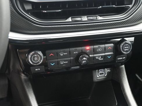 Used 2025 Jeep Compass Trailhawk AWD/4WD image 17