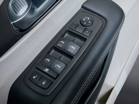 Used 2024 Chrysler Pacifica Touring-L FWD image 17