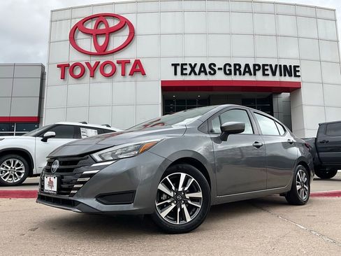 Used 2025 Nissan Versa SV image 2