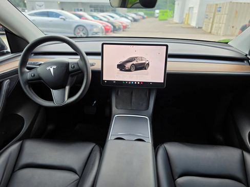 Used 2024 Tesla Model Y 2WD image 18