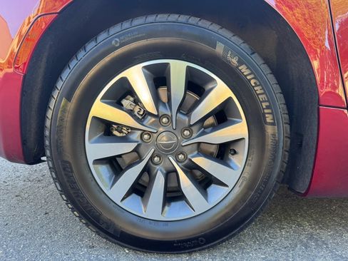 Used 2021 Chrysler Pacifica Limited w/ Premium & Safety Sphere Group FWD image 17