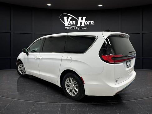 Used 2026 Chrysler Pacifica Select FWD image 5