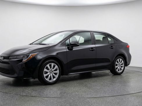 Used 2025 Toyota Corolla LE image 3