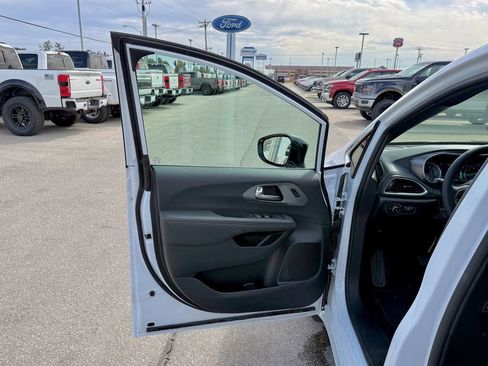 Used 2026 Chrysler Pacifica Select image 14