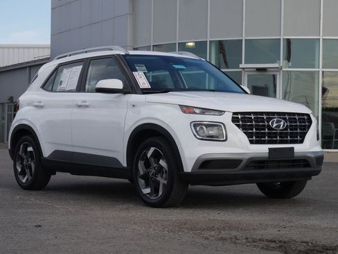 Used 2025 Hyundai Venue SEL FWD image 2