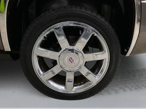 Used 2011 Cadillac Escalade Premium image 18