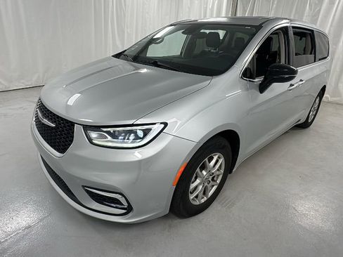 Used 2024 Chrysler Pacifica Touring-L FWD image 7