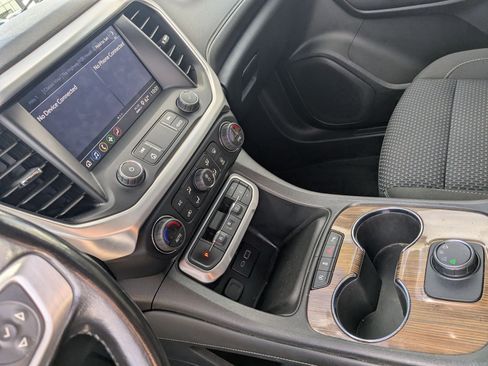 Used 2020 GMC Acadia SLE image 15