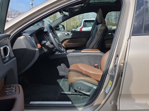 Used 2023 Volvo XC60 B5 Plus w/ Climate Package image 4