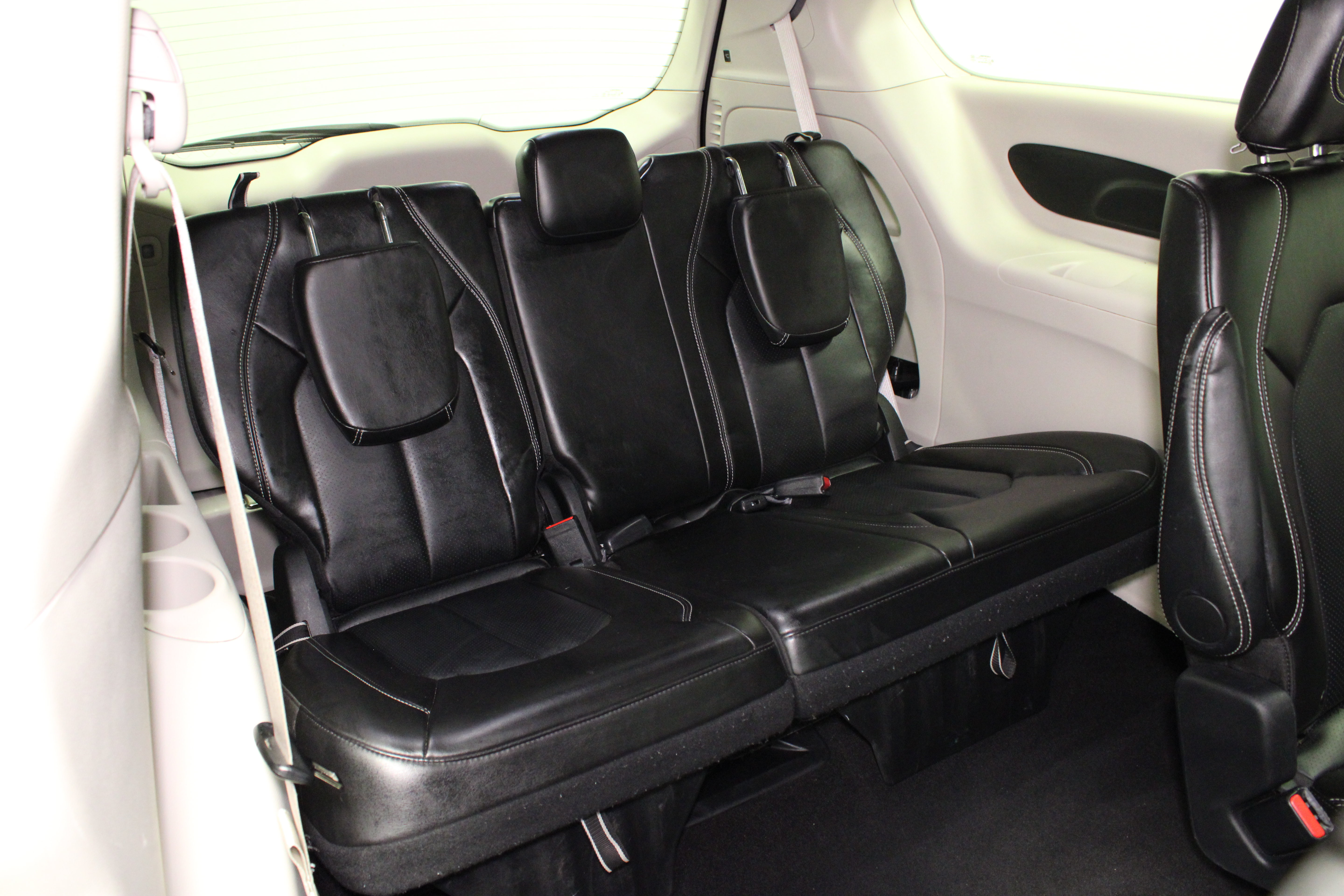 Used 2024 Chrysler Pacifica Touring-L FWD image 16