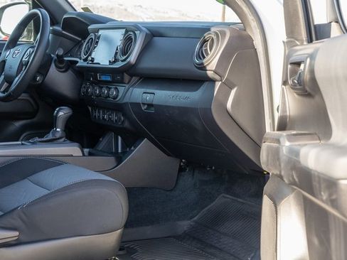 Used 2022 Toyota Tacoma TRD Off-Road image 19