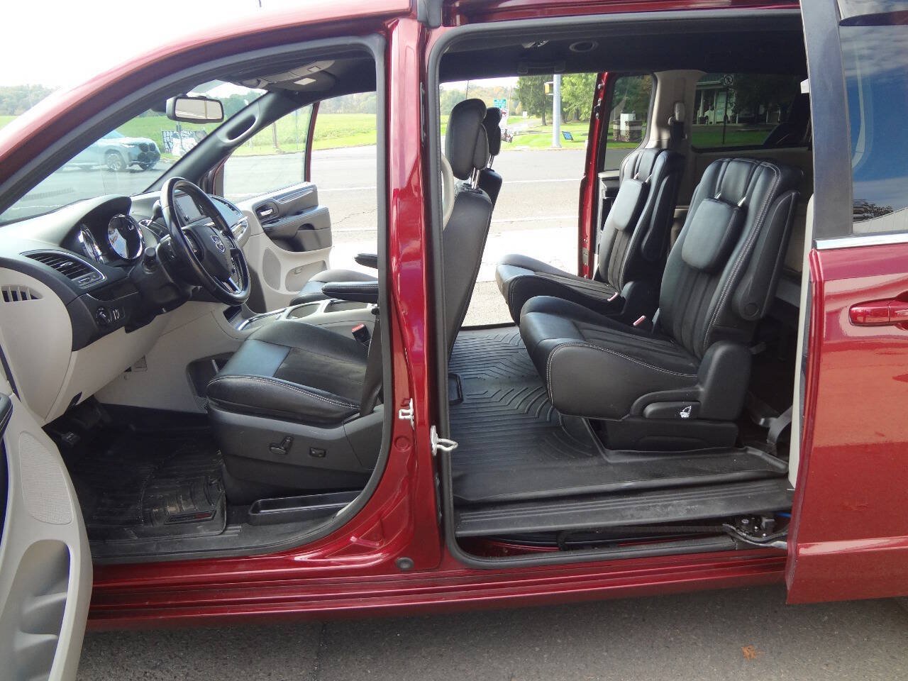 Used 2020 Dodge Grand Caravan SXT FWD image 8