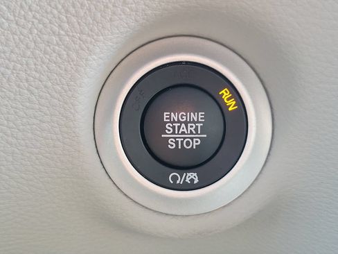 Certified 2024 Chrysler Pacifica Touring-L FWD image 23