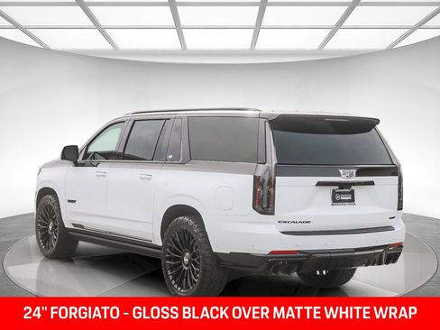 Used 2025 Cadillac Escalade ESV V AWD/4WD image 2