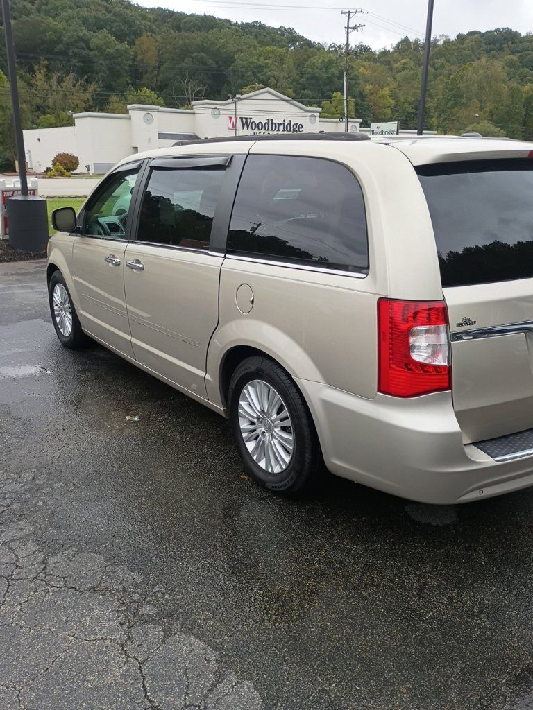 Used 2013 Chrysler Town & Country Touring-L w/ Premium Group FWD image 7
