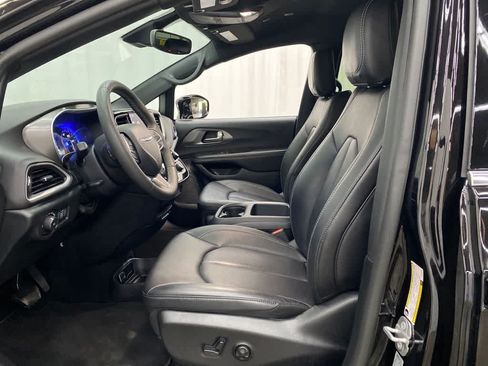 Used 2025 Chrysler Pacifica Select FWD image 14