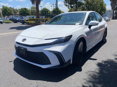 Used 2025 Toyota Camry SE w/ Convenience Package FWD image 4