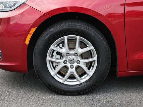 Used 2025 Chrysler Pacifica Select FWD image 5
