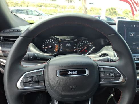 Used 2025 Jeep Compass Trailhawk AWD/4WD image 3