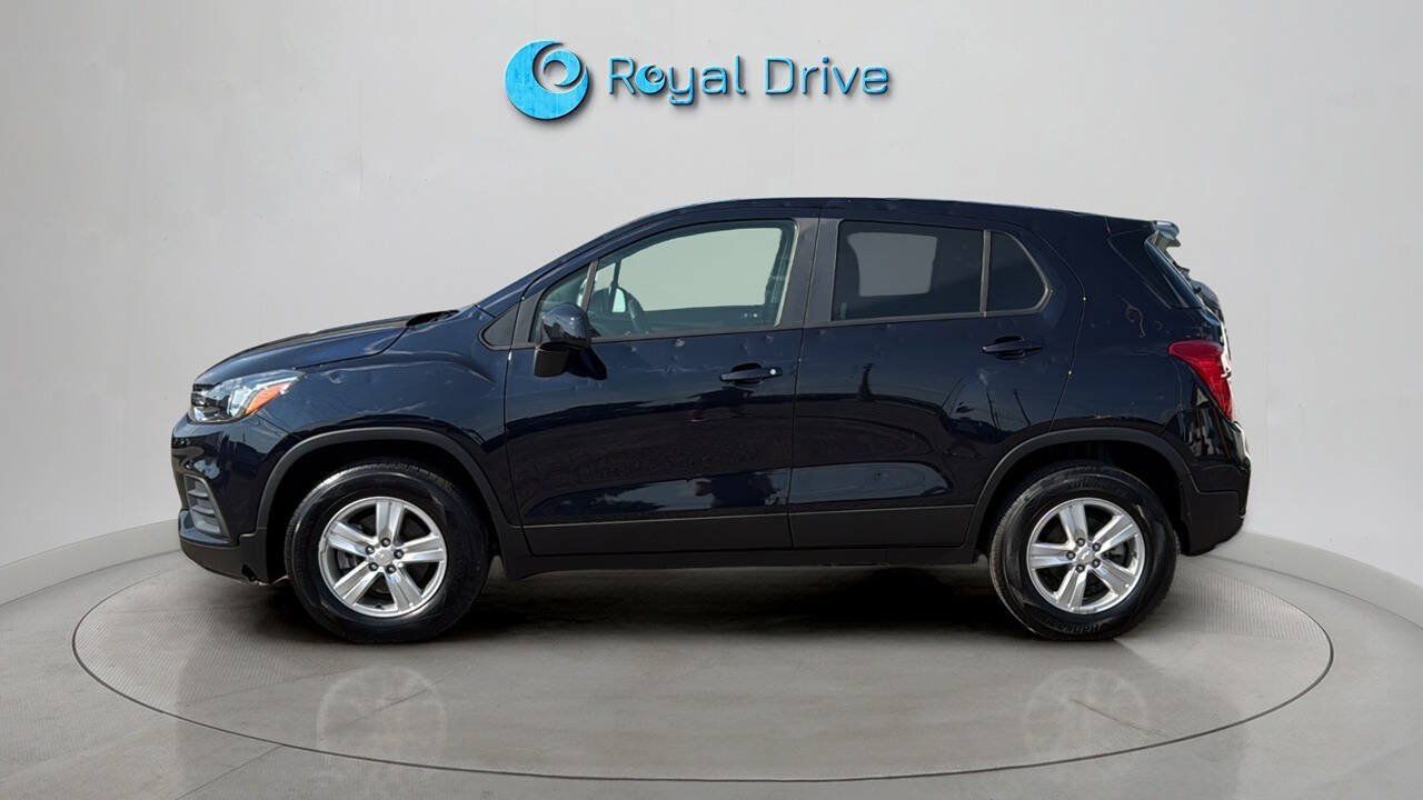 Used 2022 Chevrolet Trax LS w/ Tint and Cruise Package AWD/4WD image 3