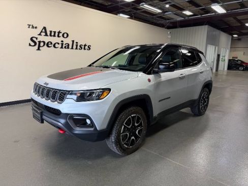Used 2025 Jeep Compass Trailhawk AWD/4WD image 1