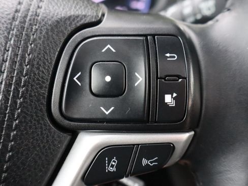 Used 2019 Toyota Highlander XLE AWD/4WD image 34