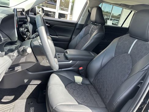 Used 2025 Toyota Highlander XLE AWD/4WD image 6