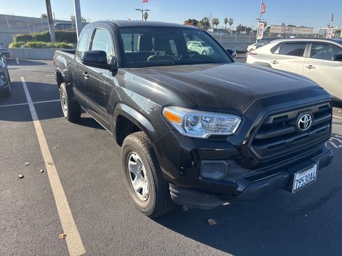 Certified 2017 Toyota Tacoma SR w/ SR Convenience Package image 1