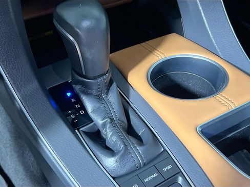 Used 2019 Toyota Avalon Limited image 24