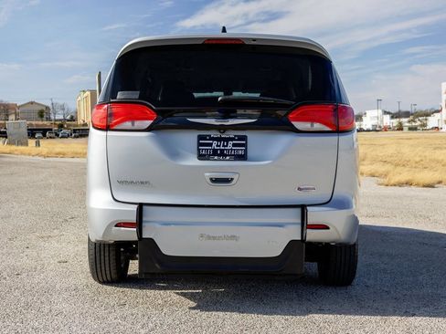 Used 2022 Chrysler Voyager LX image 6