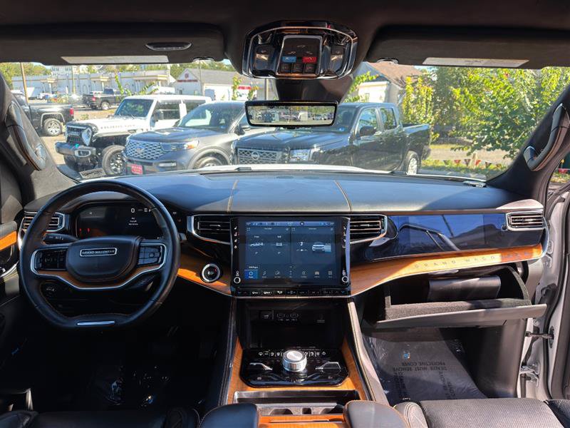 Used 2024 Jeep Grand Wagoneer L Series III AWD/4WD image 32
