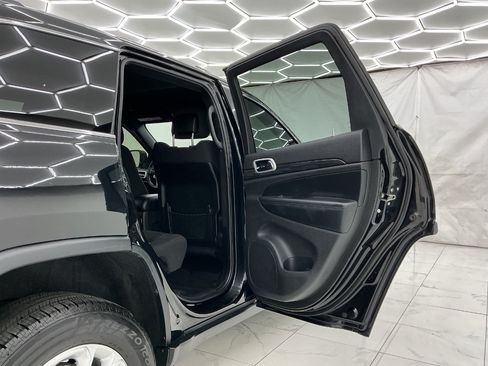 Used 2021 Jeep Grand Cherokee Laredo AWD/4WD image 23