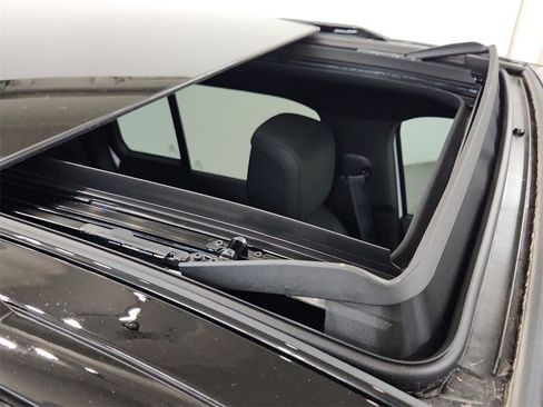 Used 2025 Land Rover Defender 110 X-Dynamic SE image 27