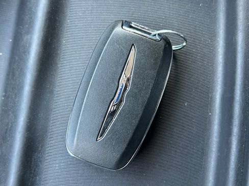 Used 2018 Chrysler Pacifica Touring-L FWD image 40