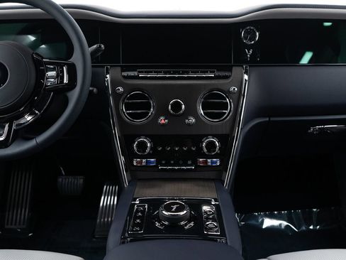 Used 2026 Rolls-Royce Cullinan AWD/4WD image 38
