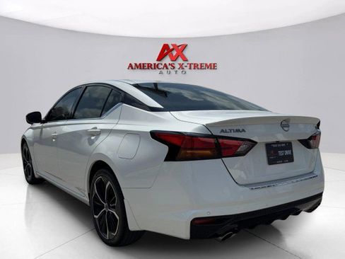 Used 2023 Nissan Altima 2.5 SR w/ SR Premium Package image 3