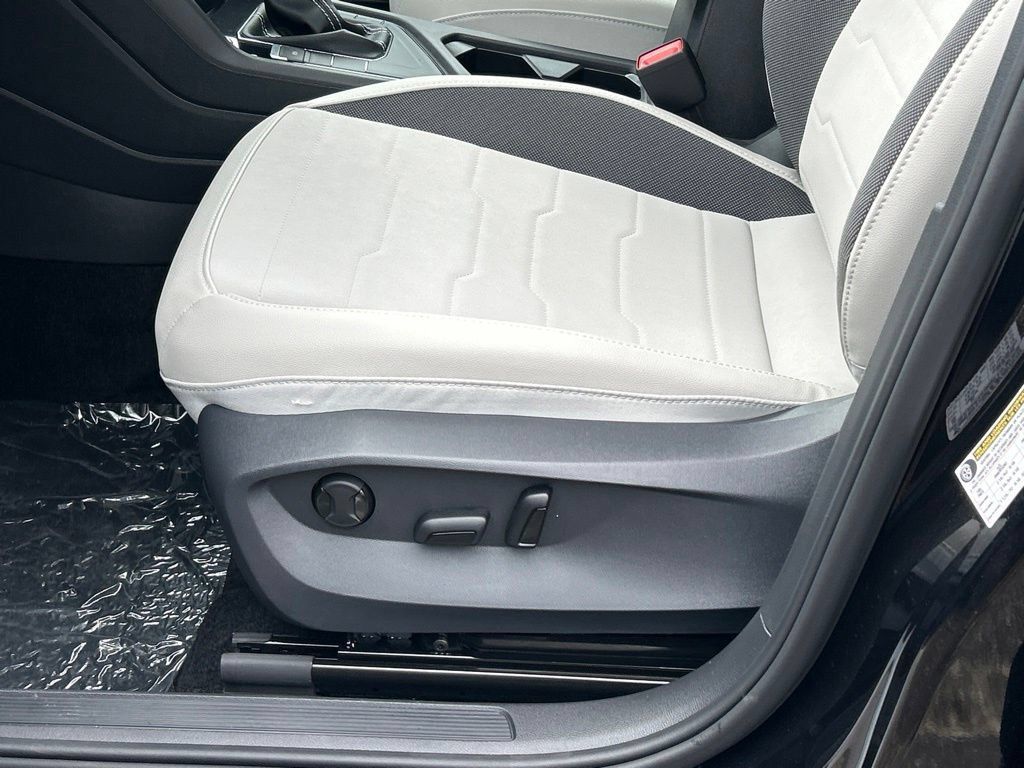 New 2026 Volkswagen Taos SE FWD image 16