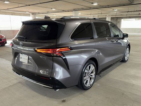 Used 2024 Toyota Sienna Platinum image 8