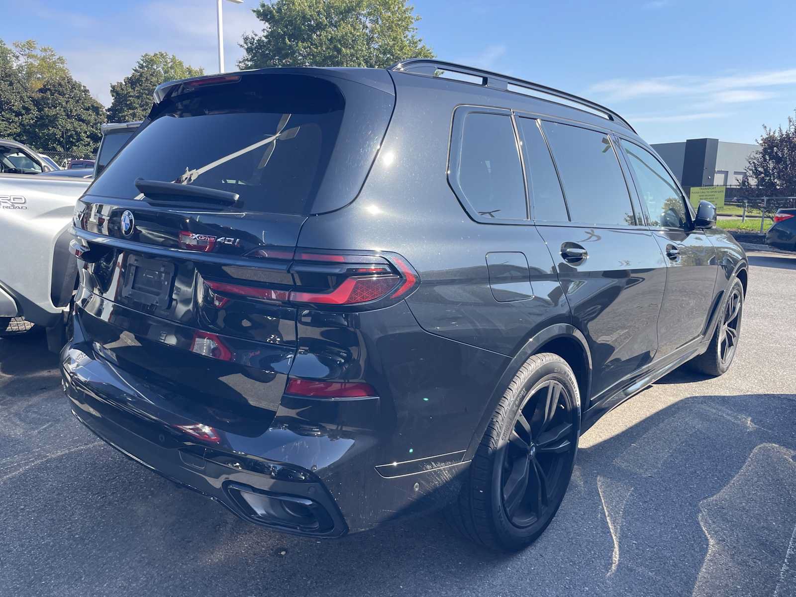 Used 2025 BMW X7 xDrive40i w/ M Sport Package AWD/4WD image 4
