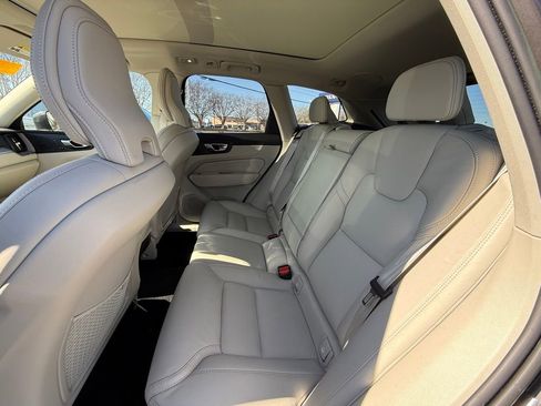 Used 2023 Volvo XC60 B5 Ultimate w/ Climate Package image 4